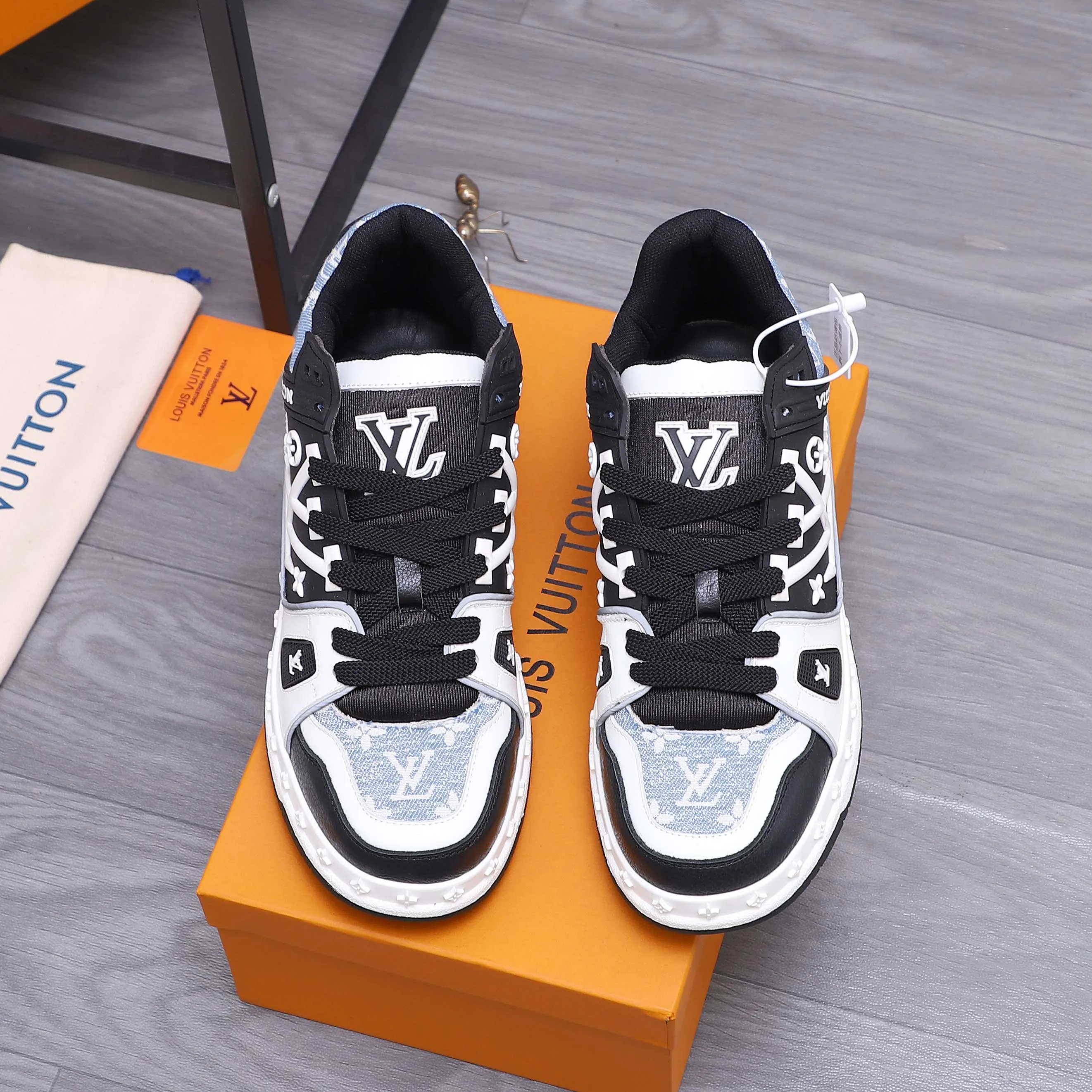 Men's shoes 💰p600 Product trademark: LV "Louis Vuitton" casual lace-up men's shoes Regular size: 38-44 Product material: Selected classic denim woven pattern splicing cowhide upper Breathable mesh lining Original rubber outsole